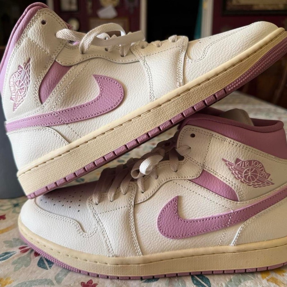 Women’s Air Jordan 1 - Picture 6 of 6